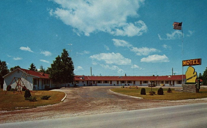 Presque Isles Huron Shore Motel (Presque Isle Motel) - Vintage Post Card (newer photo)